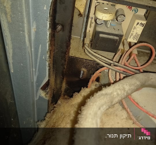 חוטים חשמליים ומתג בתוך מכשיר חשמלי ישן